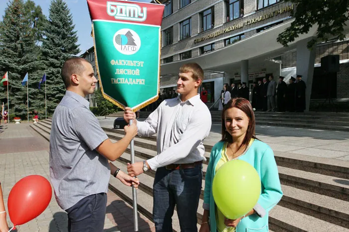 Сотни юношей и девушек стали в 2015 году студентами БГТУ. фото