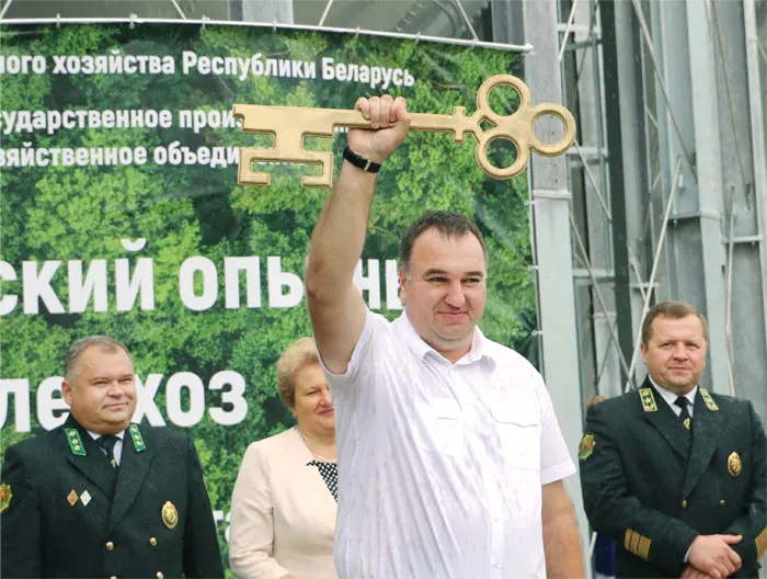 Символический ключ от нового завода вручен директору Мозырского опытного лесхоза Андрею МАРАЧКОВСКОМУ. фото