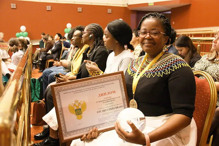Победительница конкурса студентка Университета Нельсона Манделы Нтсако Сиквамбана. фото