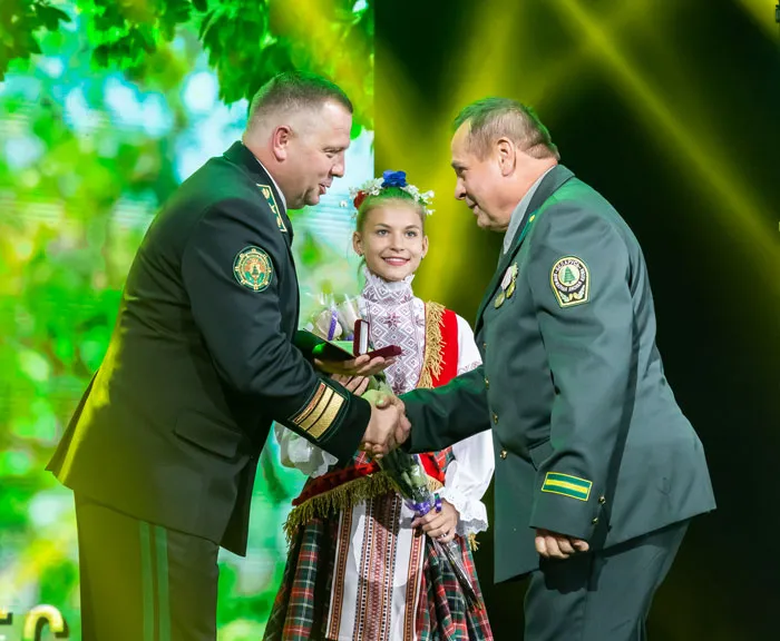 Министр лесного хозяйства Виталий ДРОЖЖА поздравляет Алексея ТАРГОНСКОГО с присвоением ему звания «Ганаровы лесавод». фото