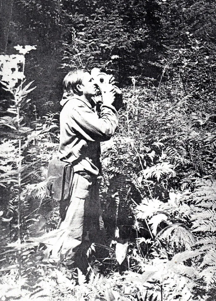 Александр Лучков измеряет высоту деревьев. 1973 г. фото