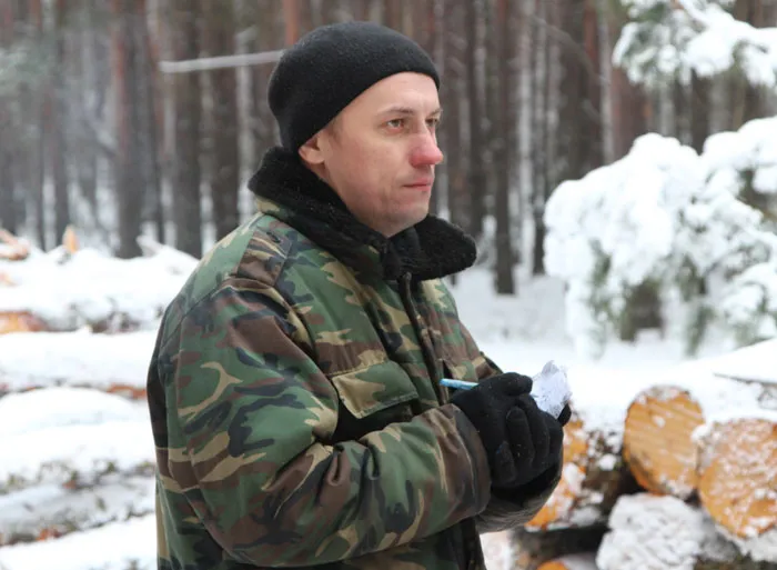 Мастер леса Дмитрий Олещеня контролирует отгрузку фанкряжа. фото