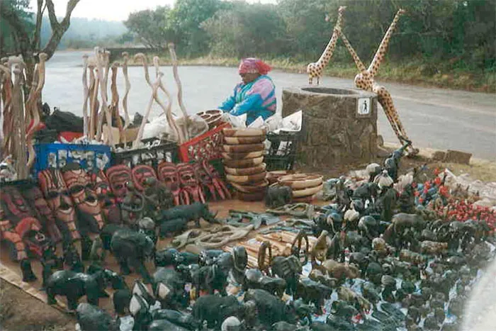 Торговля у трасс традиционной сувенирной продукцией. фото