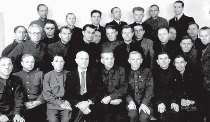 1948 год. Те, кто начинал… В первом ряду, 6-й, В. П. ОСЯДОВСКИЙ. фото