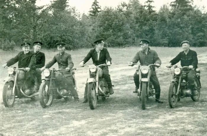 М. А. ХОДАСЕВИЧ (крайний слева) со своими работниками, 60-е годы прошлого века. фото