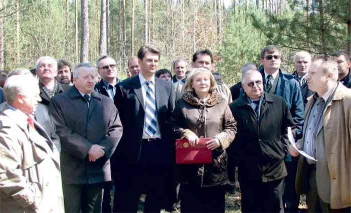 Научно-практический семинар в Ивацевичском лесхозе. На переднем плане: директор РДЛУП «Гомельлеспроект» Ф. Ф. БУРАК, первый заместитель министра лесного хозяйства Н. К. КРУК, председатель Комитета лесного хозяйства и лесной промышленности Новгородской области О. А. ВЕРЕНИКИН, доцент ГГУ им. Ф. Скорины М. В. ЛАЗАРЕВА, начальник управления лесного хозяйства Министерства лесного хозяйства Республики Беларусь В. Н. ХОМЕЦ, начальник лесоустроительной партии РДЛУП «Гомельлеспроект» Е. М. БЕЛЯЕВ. 2009 г. фото