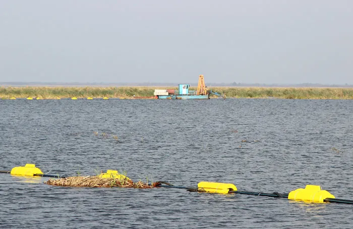 Запасов сапропеля в озере Червоном, по подсчетам ученых, должно хватить на 300—400 лет. фото