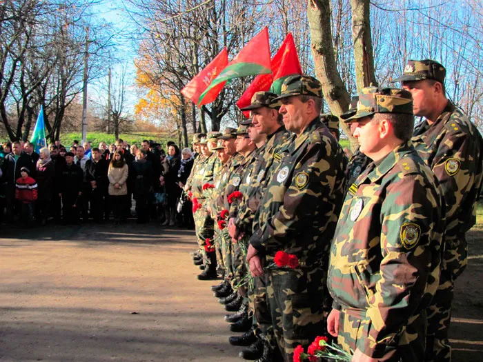 В Орше состоялась церемония открытия мемориальной доски, увековечивающей память Геннадия Равкова. фото