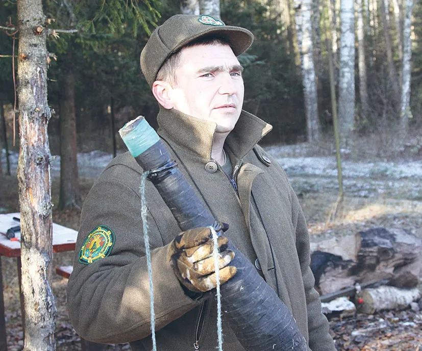 Егерь охотхозяйства Березинского лесхоза Максим ГАЛУЗО известен среди охотников как специалист по ваблению. он успешно вабит волка и оленя.