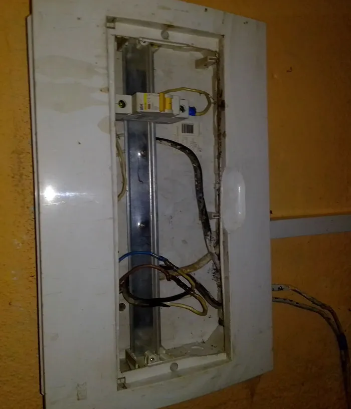 Плохое состояние электрощитка, отсутствует крышка, открыт доступ к токоведущим частям, плохая изоляция проводов
