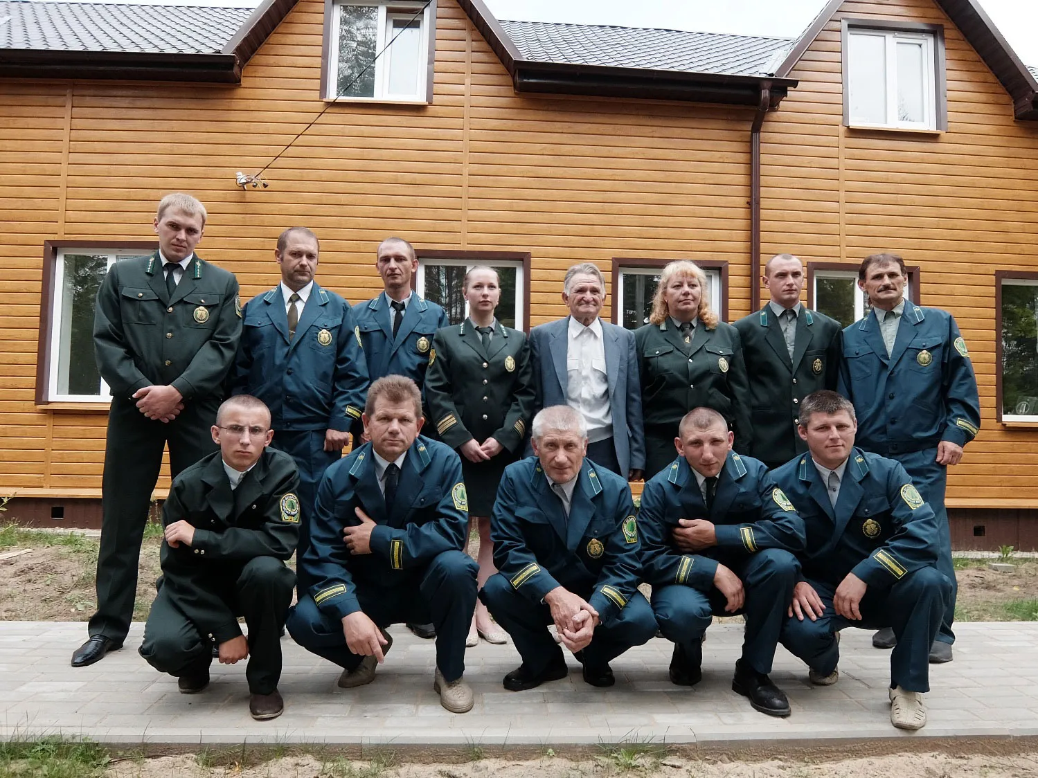 Работники Веремейского лесничества с ветераном лесничества Николаем Ворониным