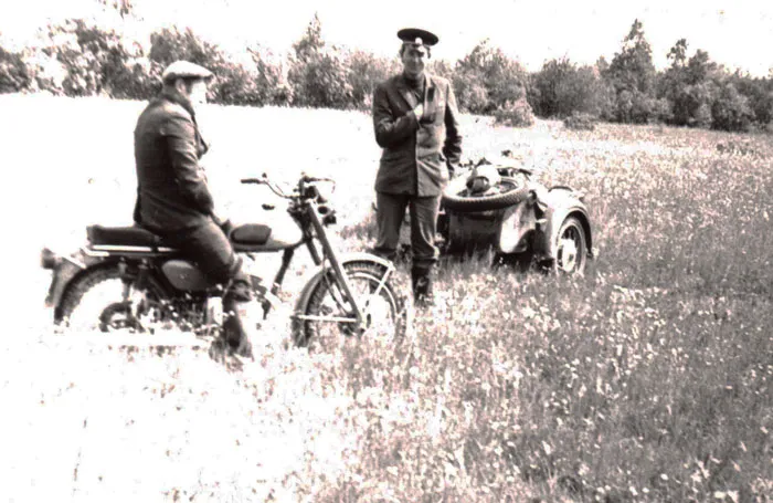 Ляснічы Бедзінскага лясніцтва Пётр ДЗІВІН (справа) на беразе возера Ольшыца, 1976 г. фота