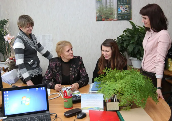 Главный бухгалтер Галина НЕСТЕРОВА (вторая слева) и ее команда. фото