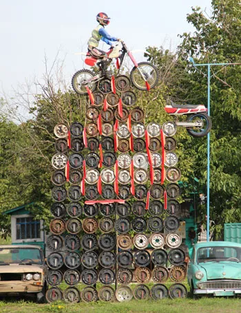 Одно из подворий в деревне Ремель Столинского района украшает инсталляция из колесных дисков. фото