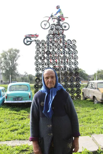 Одно из подворий в деревне Ремель Столинского района украшает инсталляция из колесных дисков. фото