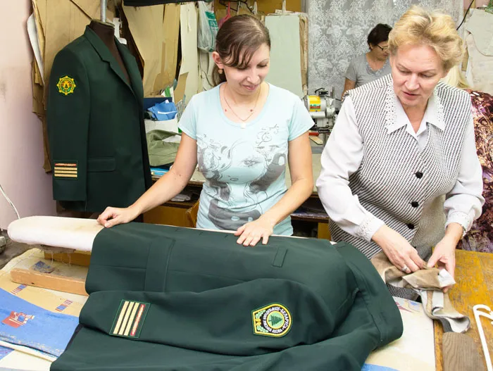 Производственный процесс: Анастасия СЕРАЯ и Наталья КАЛУГИНА (слева направо). фото
