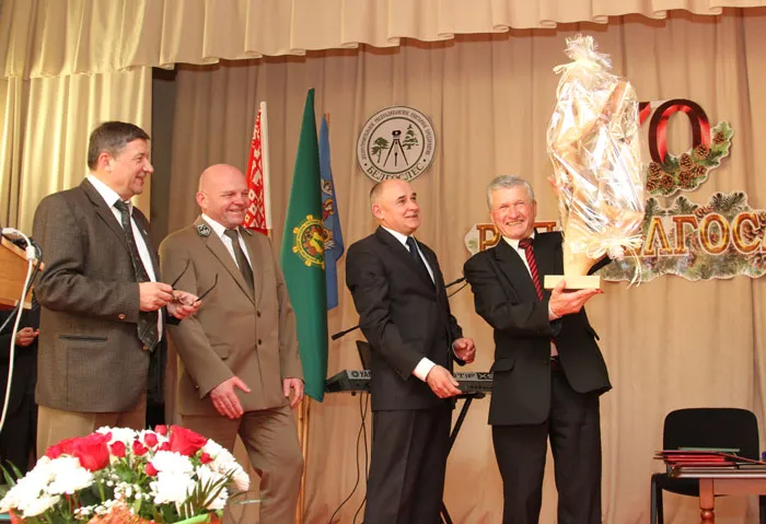 В честь 70-летия РУП «Белгослес» польские коллеги вручили его директору Алексею КУЛАГИНУ сувенир. фото