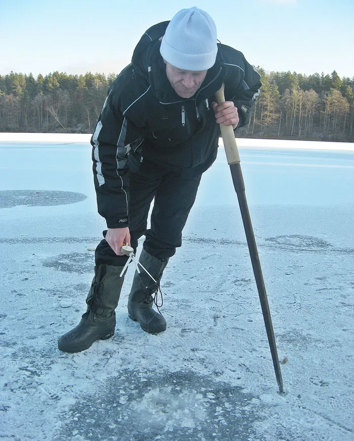 Пешня — помощник в проверке прочности льда и в самой рыбалке. фото
