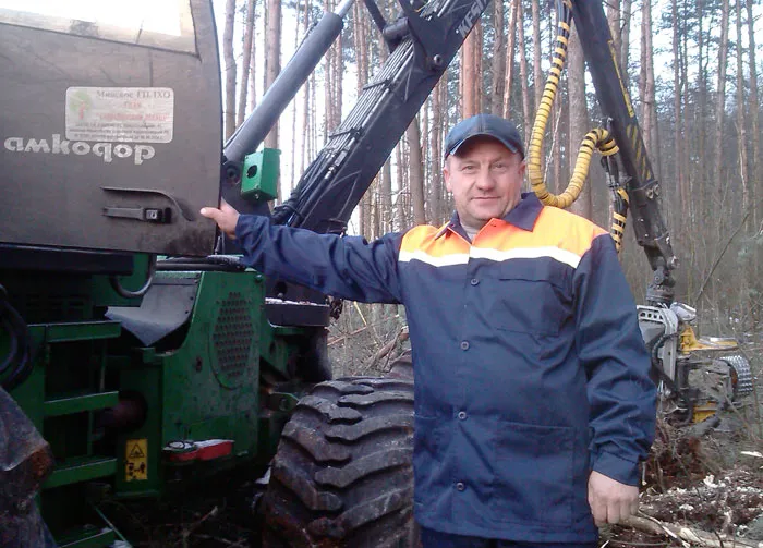 Игорь Крукович работает машинистом харвестера в ГЛХУ «Старобинский лесхоз». фото