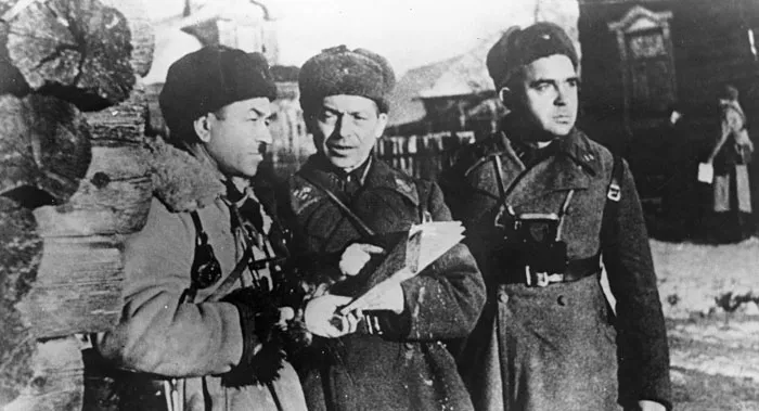 Генерал Панфилов (слева). фото