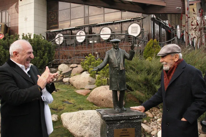 Посол Грузии в Беларуси Валерий Кварацхелия и Вахтанг Кикабидзе открывают скульптуру Мимино. фото