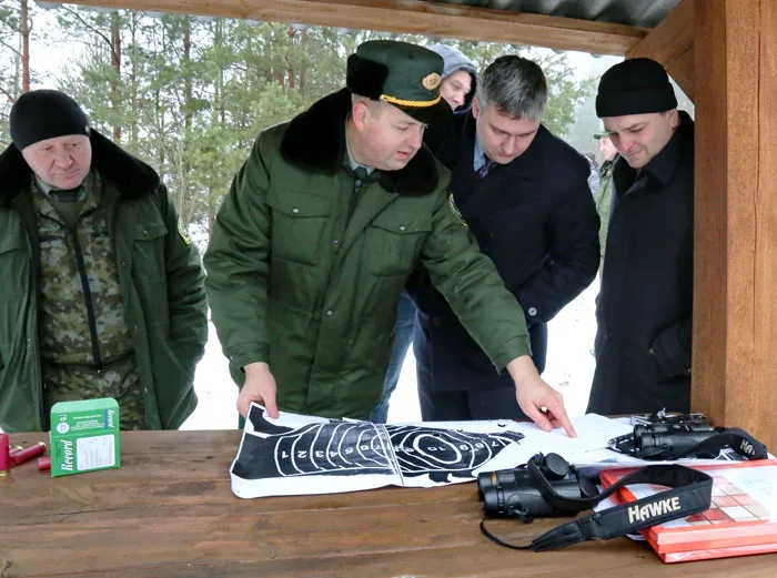 Александр Соловей рассказывает о возможностях пристрелки оружия на стрельбище. фото