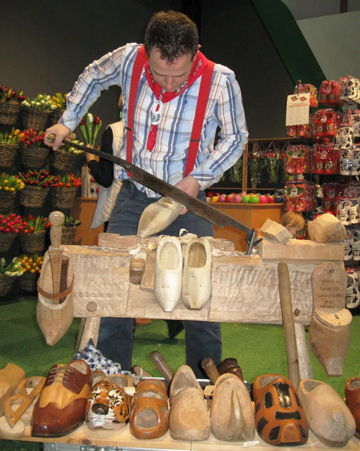 Традыцыйныя галандскія драўляныя чаравікі ствараюцца ў час выставы. фота