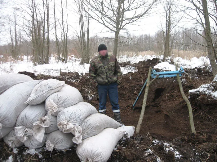 4 февраля в лесу у деревни Плотница инспекторы застали двоих мужчин, которые раскопали плодородный слой и загрузили землей около 20 мешков. фото