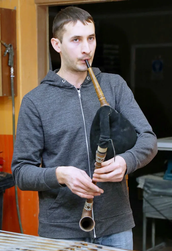 Самобытный мастер Сергей Чубрик изготавливает белорусские музыкальные инструменты. фото
