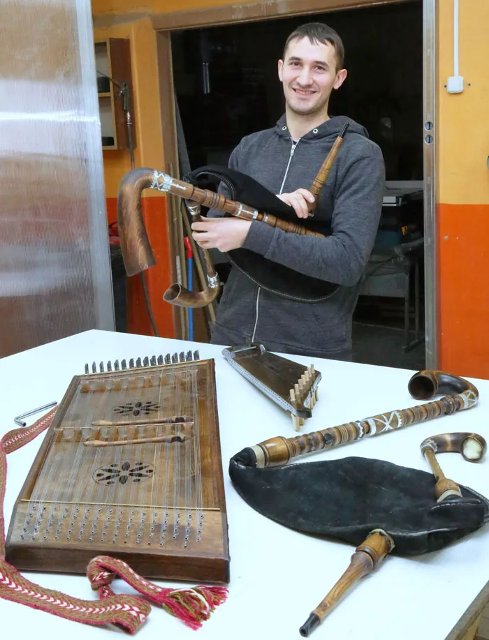 Самобытный мастер Сергей Чубрик изготавливает белорусские музыкальные инструменты. фото