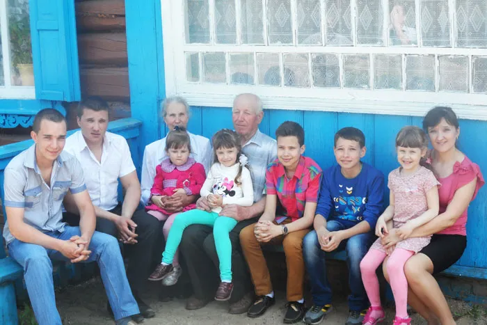 Николай Александрович и Раиса Федоровна с внуками и правнуками у своего дома в Шейке. фото