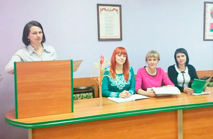 За обсуждением проекта коллективного договора на 2016 г., Марина КАХНОВИЧ (первая слева). фото
