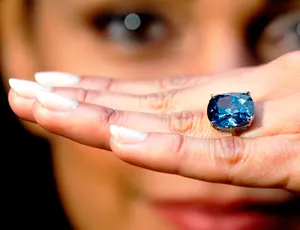«Голубая луна» — самый дорогой алмаз за всю историю алмазного рынка. фото