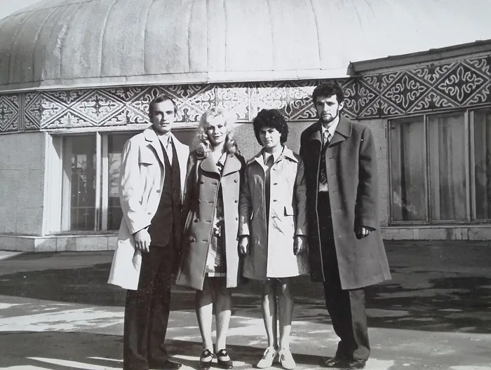 Во время досуга. А.Лучков и В.Воробьев со своими подругами — будущими женами около ресторана-юрты «Кок-Тюбе». 1974 г. фото